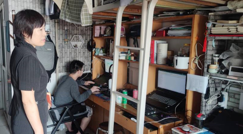 <strong>春风化雨，情系学子-艺术设计学院开展新学期学生宿舍走访活动</strong>