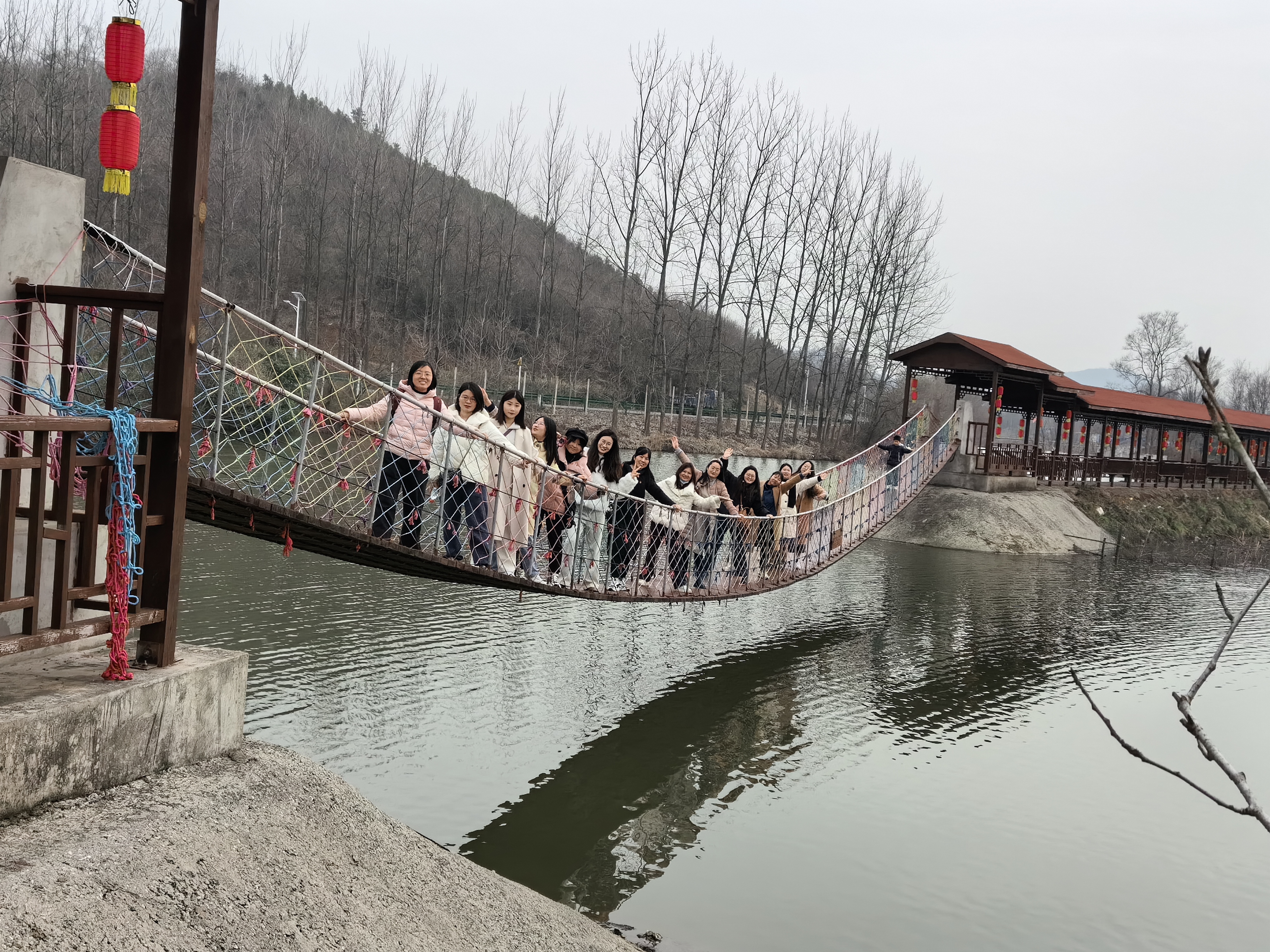 <strong>土木工程学院开展“亲近自然，尽享春光”户外团建活动</strong>