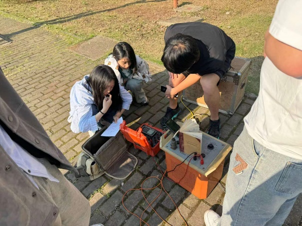 <strong>土木工程学院2021级地质工程专业开展工程物探实验课外实践活动</strong>