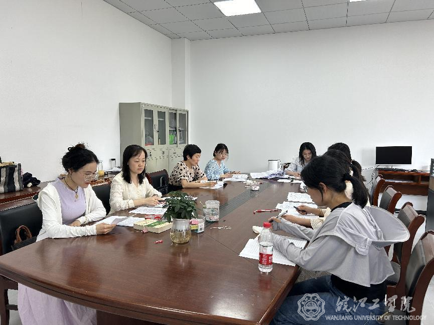 基础部党总支教工第一党支部开展民主评议会