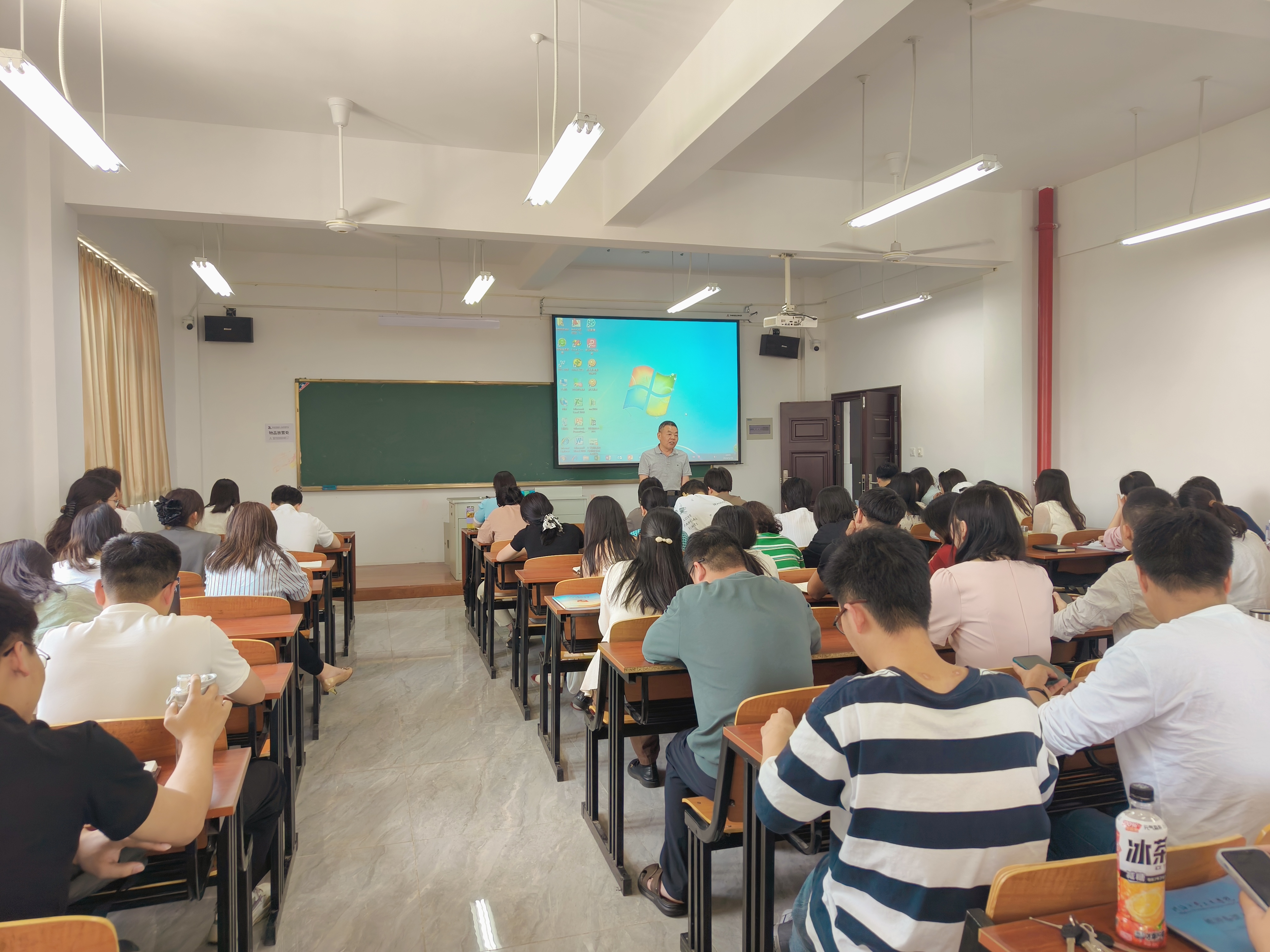 <strong>以听促长 以研助长 ——土木工程学院顺利组织开展示范课教学活动</strong>