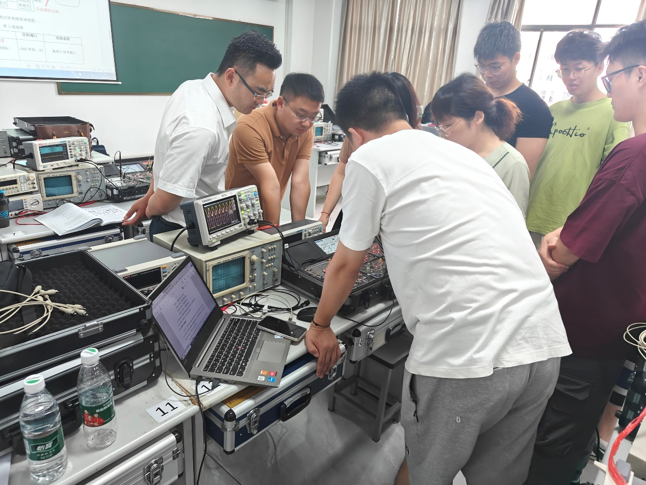 电信工程学院组织验收高频电子线路实验设备