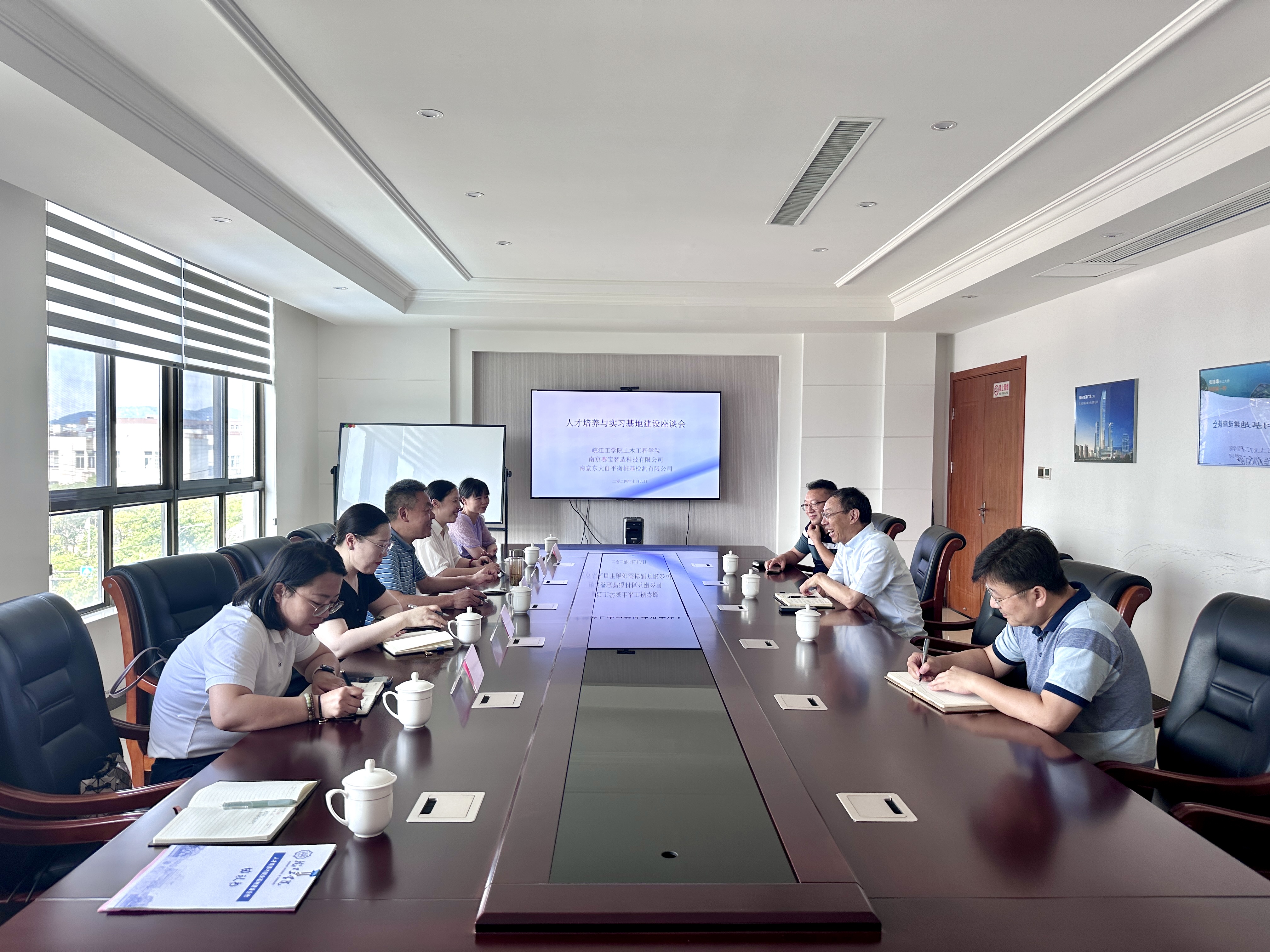 <strong>土木工程学院与三家企业签订人才培养与就业基地建设合作协议</strong>