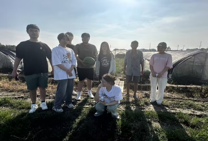 <strong>暑期“三下乡”社会实践（六十八）：与农同心行瓜田</strong>