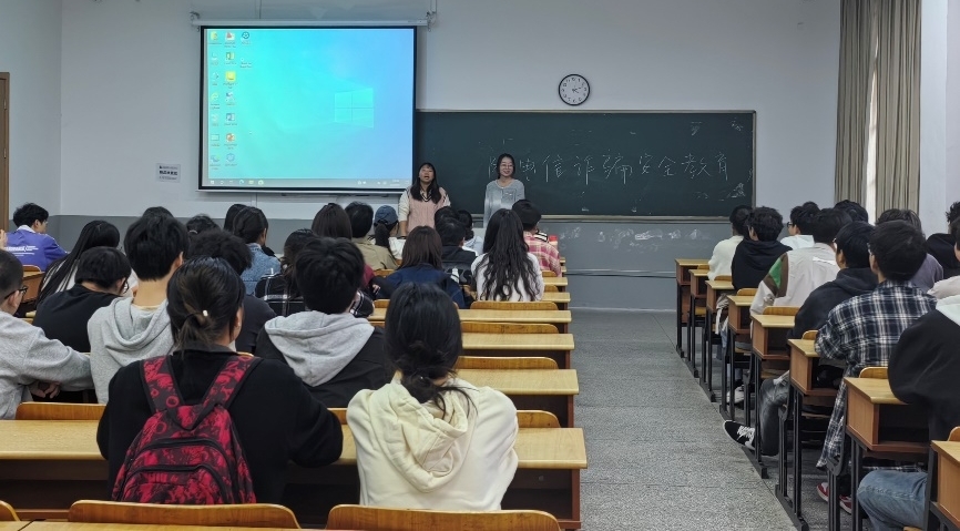 <strong>土木工程学院2022级测绘工程专业召开“考研指导”主题班会</strong>