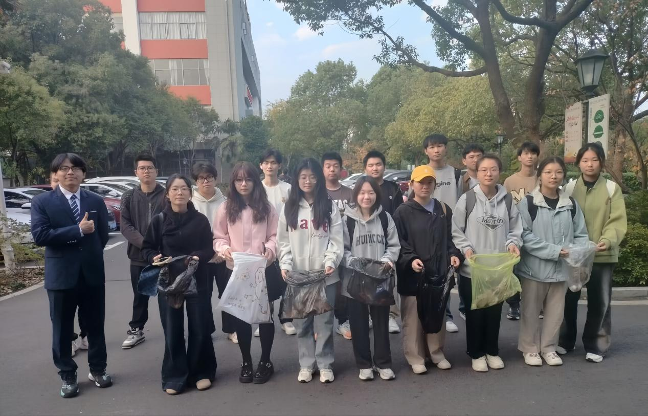 计算机与人工智能学院学子齐心协力参与包干区卫生打扫活动