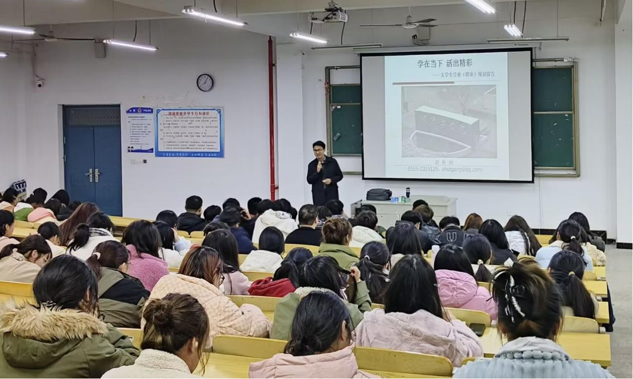 <strong>管理学院成功举办大学生职业生涯规划大赛宣讲会</strong>