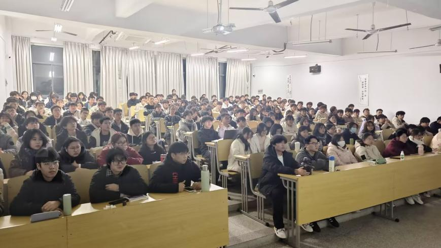 计算机与人工智能学院开展培养方案解读与就业指导活动