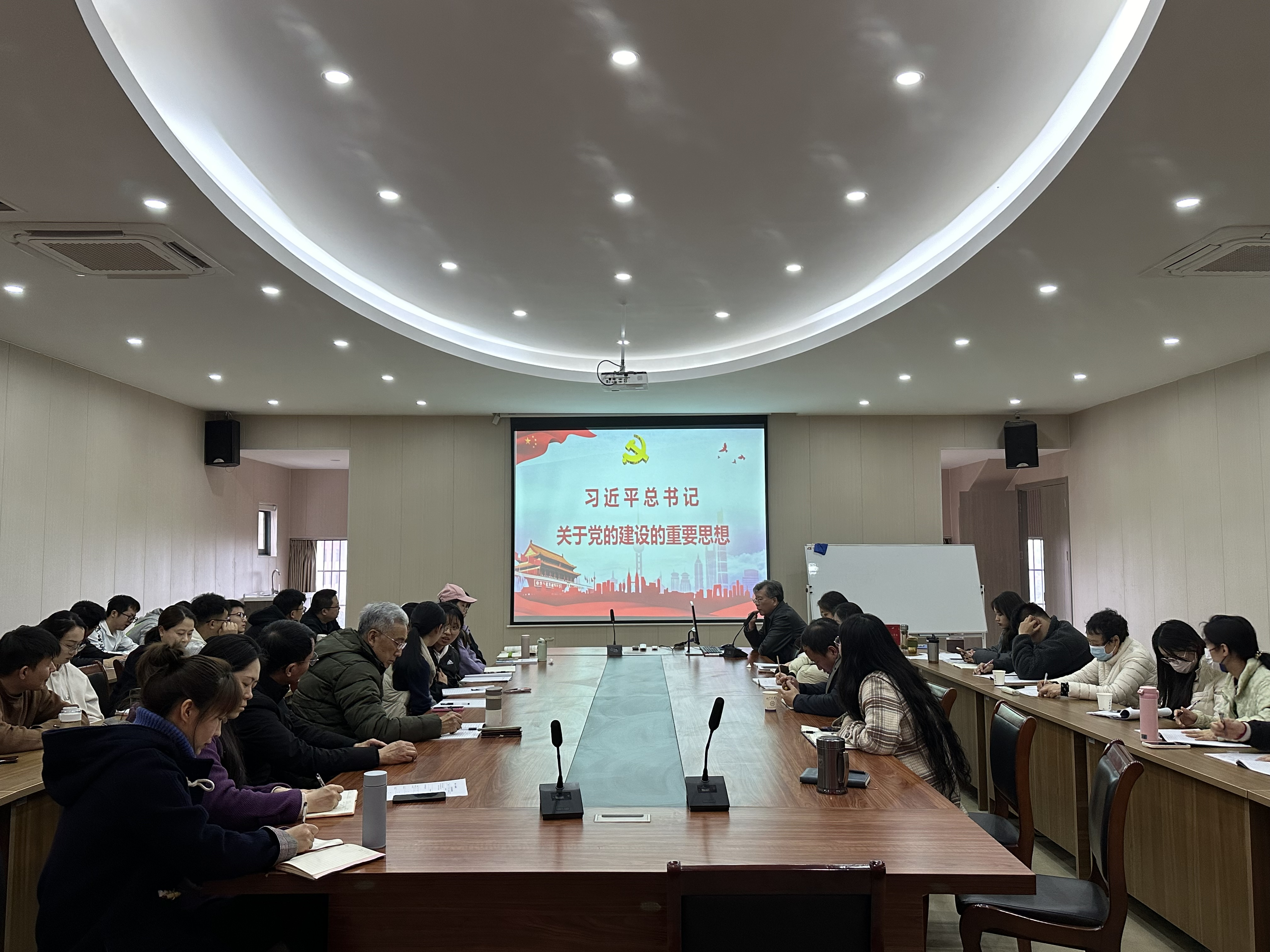 计算机与人工智能学院学习习近平总书记关于党的建设的重要思想，部署“迎评促建、党员‘双带’”工作