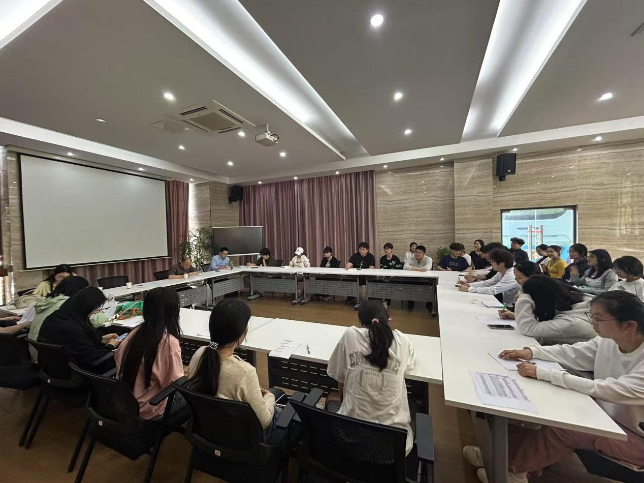 <strong>聚焦学生问题 共促学风建设——管理学院开展期中教学检查学生座谈会</strong>