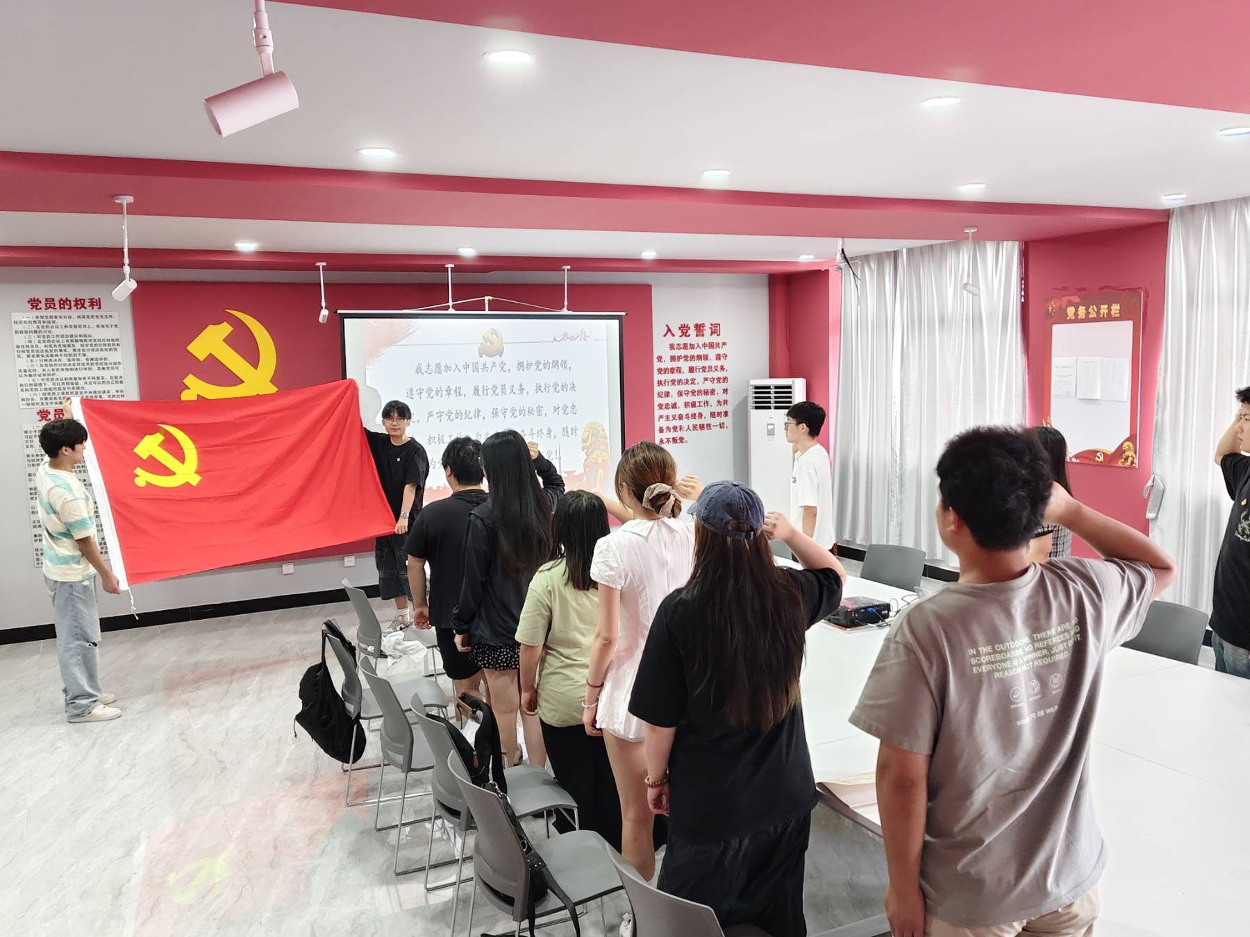 <strong>土木工程学院学生一支部举行新发展党员入党宣誓仪式暨党员先锋岗活动</strong>