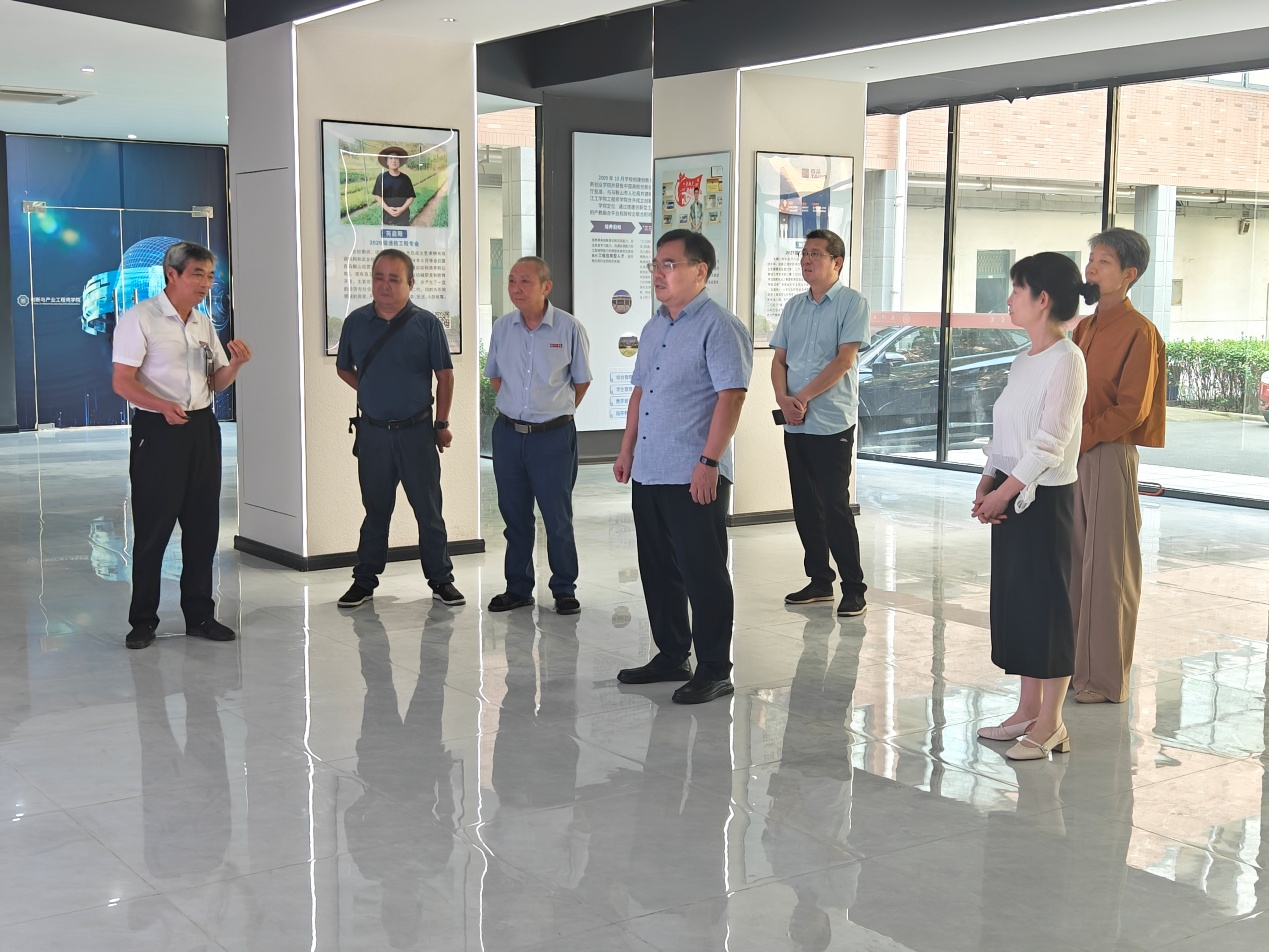 市人大和人社局领导来 我校创新与产业工程师学院调研