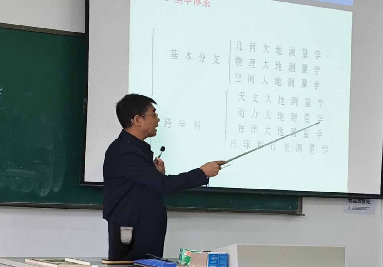 <strong>筑梦测绘新起点 师生同心启新程  ——土木工程学院测绘工程专业举行2025级新生见面交流会</strong>