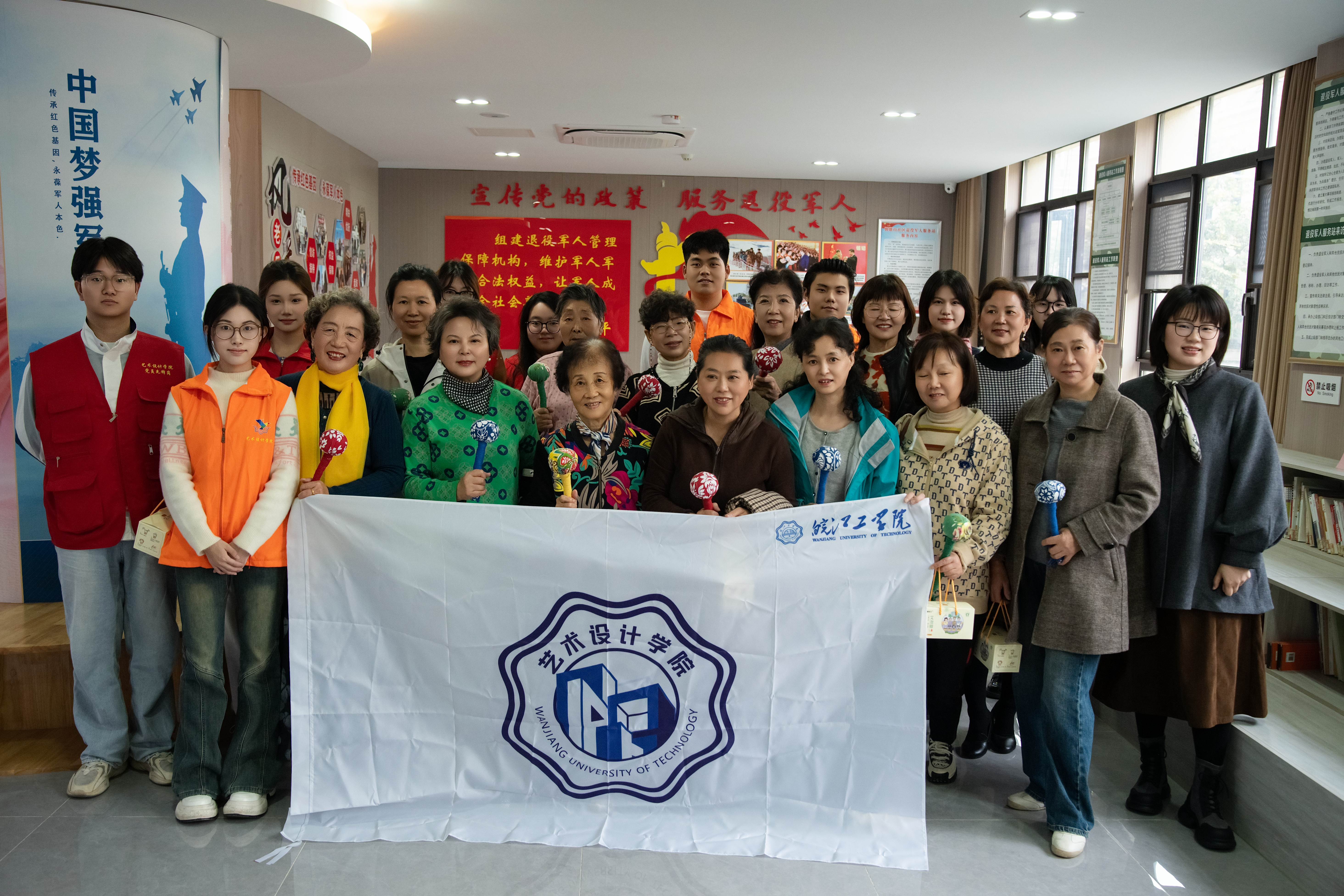 <strong>艾捶传情暖夕阳 党建融合促共建——皖江工学院艺术设计学院校社联动绘就温情画卷</strong>