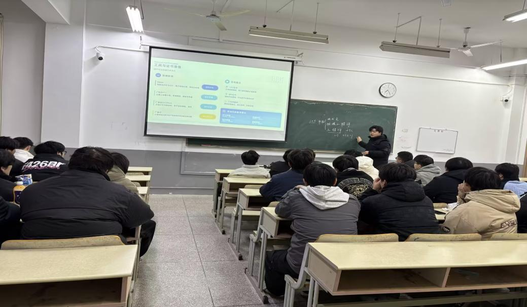 <strong>倾囊相授  规划未来 ——土木工程学院2024级土木工程专业召开经验分享主题班会</strong>