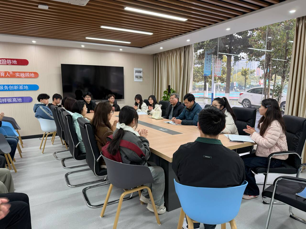 倾听学子心声 共促成长发展——计算机与人工智能学院新学期学生交流座谈会顺利举行